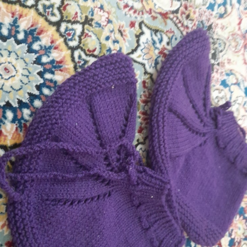 جوراب رو فرشی که با دو میل بافته شده