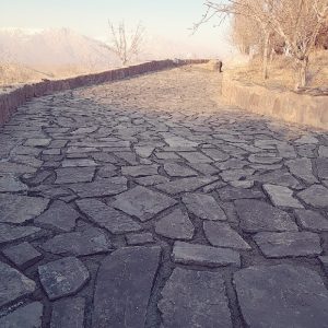 امکان ساخت آبنما با سنگ های کوهی ، سنگ لاشه قرمز ، سنگ فرش با سنگ لاشه و سنگ مالون سبز در بهترین کیفیت وجود دارد. فروش سنگ لاشه ورقه ای و سنگ های مال - ساخت .